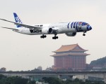 ANA全日空波音787-9彩绘机R2-D2由于航班调度的关系，16日下午3时45分飞抵台湾松山机场，吸引不少航空迷到机场附近观看飞机降落。这是星际大战彩绘机首度
飞抵台湾。(中央社)