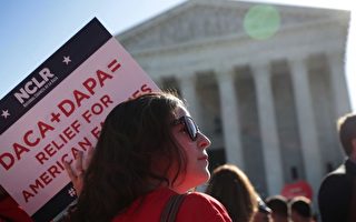 美国奥巴马总统DAPA及DACA二项移民改革行政令，最高法院4月18日举行听证会，八名大法官听取各方意见，图为场外举标语的支持民众。 (Alex Wong/Getty Images)