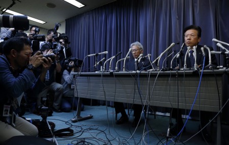 周三(4月20日)日本三菱汽车社长相川哲郎(Tetsuro Aikawa)举行记者会,承认在汽车油耗测试中作弊。(Tomohiro Ohsumi/Getty Images)