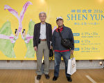 野崎正男（Nosaki Masao）（左）和高輪正勝（Takanawa Masakatsu）4月25日下午在東京新國立劇院歌劇院大廳觀看了美國神韻世界藝術團的演出。（野上浩史／大紀元）