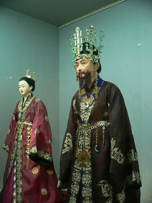新羅王和王后的服飾裝扮模型(公共領域)