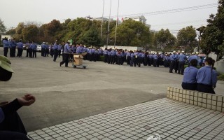3月30日，上海日资企业纳米奇精密机电有限公司工人罢工，遭数十名警察镇压，10人被抓捕，其中包括4名围观拍照路人。(网络图片)