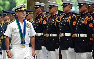 太平洋艦隊司令哈里·哈里斯2015年8月訪問菲律賓，檢閱儀仗隊。(NOEL CELIS/AFP/Getty Images)