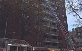 纽约法拉盛商住楼顶起火 幸对面住户发现