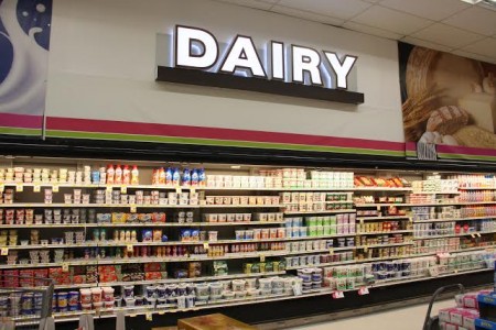 乳制品专柜和熟食沙拉吧,品牌齐全的酸奶(yogurt)、牛奶、奶酪、芝士、火腿、香肠等样样具足,三文治、橄榄凉拌菜,钟情西式料理的华人朋友定乐此不疲。(大纪元)