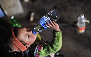 2010年3月,昆明大旱,一個男孩飲用從幾公里外打上來的井水。 （STR/AFP/Getty Images)