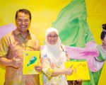 印尼眾議院議員蘇悅‧阿藍（Mohammad Suryo Alam）與夫人一起觀看了4月3日神韻世界藝術團在台南的最後一場演出。（鄭順利／大紀元）