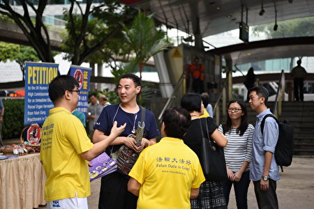 听真相的民众。(大纪元)