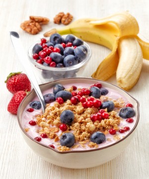 一份營養均衡的早餐：酸奶加麥片和漿果， 能幫助促進腸道消化功能。（Fotolia）