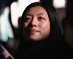 2013年4月，中國移民Yi Shu在宣誓成為美國公民時激動得眼泛淚光。(John Moore/Getty Images)