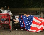 2013年9月美国纽约某公园，一名睡在长椅上的游民。（Spencer Platt/Getty Images）
