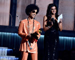 王子（左）2015年2月8日在洛杉矶葛莱美颁奖典礼上。(Kevork Djansezian/Getty Images)