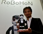 夏普机器人型手机RoBoHoN将于5月上市