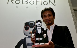 夏普机器人型手机RoBoHoN将于5月上市
