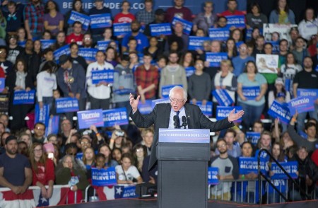 3月26日,桑德斯在威斯康辛州麦迪逊一个竞选集会上发表讲话。 (Scott Olson/Getty Images)