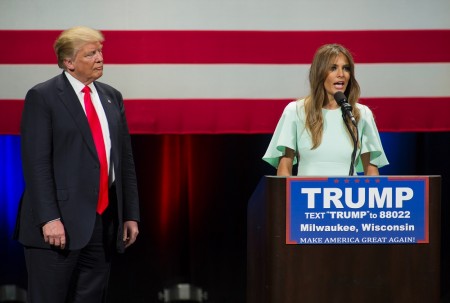 週一(4月4日),川普和他的妻子梅兰妮(Melania Trump)現身威州密爾沃基一個競選集會。梅兰妮在現場向支持者們發表講話。(Darren Hauck/Getty Images)