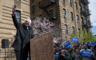 4月8日，桑德斯在纽约举行竞选造势活动并发言。该市将于19日举行纽约州初选。(Eric Thayer/Getty Images)