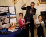 4月13日，美國總統奧巴馬親自主持第六屆年度白宮科學展，130名聰慧的學生展示了自己的科研作品，其中西雅圖一對華裔小姐妹因自製的「航天器」獲邀前往白宮參展。(Win McNamee/Getty Images)