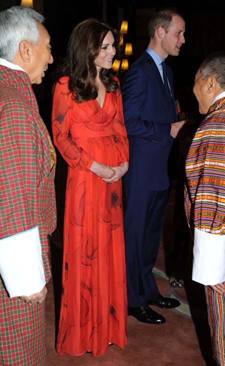 15日晚，威廉王子夫妇在不丹出席宴会时，凯特以一袭鲜红色长裙登场，裙上印有不丹国花罂粟花图案，亮丽打扮顿成全场焦点。(Mark Large - Pool/Getty Images)