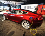 一项最新调查显示，特斯拉（Tesla）名列全球最具价值汽车品牌第10名，将高级轿车品牌凌志（Lexus）挤出十名之外。(STAN HONDA/AFP/Getty Images)