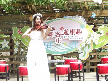 桐花仙子美妙的音乐演奏揭开今年桐花祭序幕。(廖素贞/大纪元)