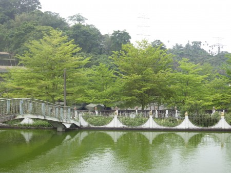 地母庙前的湖光山色,令人心旷神怡,是春游的好地方。(廖素贞/大纪元)