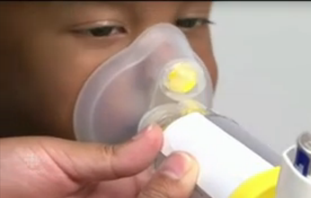 治疗哮喘的吸入器不能滥用，否则会带来各种副作用。（视频截图）