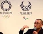 2020年东京奥运新会徽发布。图为奥运新会徽（左图为奥运会徽，右图为残奥会徽）及设计者野老朝雄。 (TOSHIFUMI KITAMURA/AFP/Getty Images)