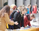 英國法輪功學員紀念4‧25民眾支持反迫害
