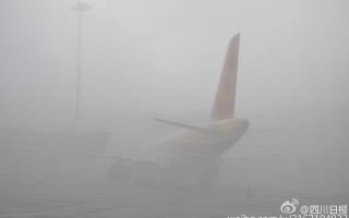 成都機場日前遭遇大霧天氣，導致航班大面積延誤，上萬人滯留機場。（網絡圖片）