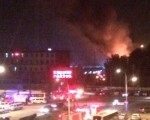 4月28日晚，北京昌平一农副市场起火，火光冲天。图为火灾现场。（网络图片）