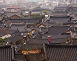 800多間傳統樣式的房屋形成了古色古香的韓屋村，是國外遊客體驗韓國魅力的首選旅遊地。（韓國全州市廳提供）