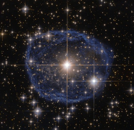 美国宇航局(NASA)2月26日发布一张哈勃太空望远镜(Hubble Space Telescope)拍摄的新作品,这次是拍到一个令人惊叹的天体景象,即宇宙的一个巨大蓝色泡沫。(NASA)