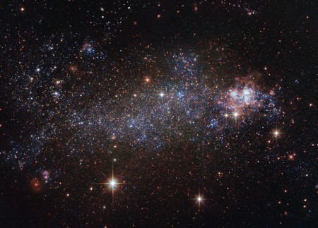 哈勃望远镜观测的不规则形状星系NGC 5408。(Hubble/ESA/NASA)