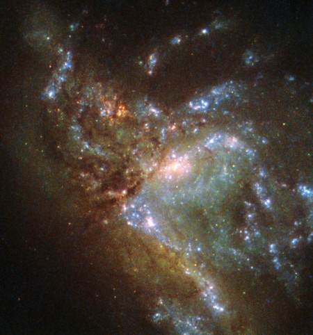 2.3亿光年远的合并星系NGC 6052。(ESA/Hubble & NASA)