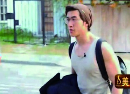 为不打扰他人,李治廷悄悄离开“花样团”。(《花样姐姐》微博)