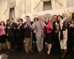 吳榮泉代表夫婦（前排右三、二）和聯邦議員們為加拿大和台灣的友誼乾杯。（梁耀/大紀元）