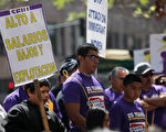 3月31日，快餐业工会在奥克兰集会支持加州提高最低工资到15美元。（Justin Sullivan/Getty Images）