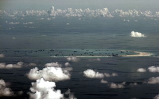 中共两架战机于2016年5月17日在南海北部近距离拦截美国一架侦察机，美方称此事件“不安全”。图为南海南沙群岛中的美济礁。（RITCHIE B. TONGO / POOL / AFP）