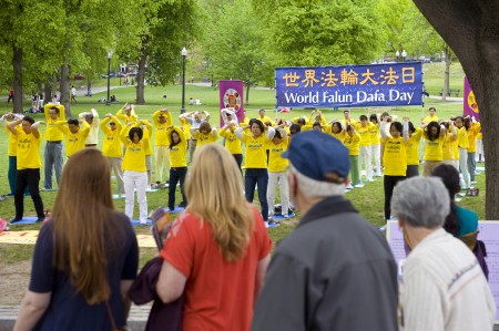 法輪功學員在波士頓公園集體煉功,吸引了許多遊客駐足觀賞。(徐明/大紀元)