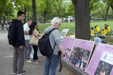 法輪功學員在波士頓公園集體煉功,並展示真相圖片。(徐明/大紀元)