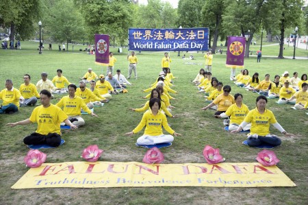 法輪功學員在波士頓公園集體煉靜功。(徐明/大紀元)