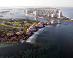 邁阿密費希爾島的高級複合式住宅區及邁阿密海灘。（ROBERTO SCHMIDT/AFP）
