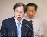 卫福部长蒋丙煌（左）2日表示，如果政府没有收到世界卫生大会WHA的邀请函，可能会用公元2009年前的方式应变，也就是场外的方式参与。（陈柏州／大纪元）