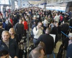 5月16日，芝加哥奥黑尔国际机场排队安检的长龙。（Getty Images）