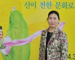 2016年4月30日下午，韓國傳統舞蹈家全英淑觀賞神韻世界藝術團在韓國全州的演出。（鄭仁權/大紀元）。