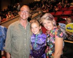 服务于电视台的混音师Gregory Hartstein（左）和太太、瑜伽教练Karen和女儿Sydney一起观看了2016年4月30日晚神韵纽约艺术团今年在圣巴巴拉的格兰纳达剧院（Granada Theatre）的最后一场演出。（李旭生／大纪元）