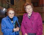 服装设计师Pollyann Franco（左）和朋友Agatha Vorsanger一同观看了神韵巡回艺术团2016年5月1日下午在纽瓦克市新泽西表演艺术中心的演出。（良克霖／大纪元）