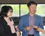 2016年5月1日下午，韓國光州市教育廳官員李英浩與妻子李揚子一同觀看了神韻世界藝術團在韓國全州的演出。（鄭仁權／大紀元）