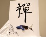 華裔摺紙專家傅德瑞（Kyle Fu）的「禪」與「魚」的作品表達了人與自然之間魚水相依的關係。（李圓／大紀元）